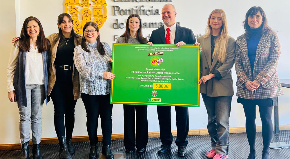 Foto de familia de la entrega del premio