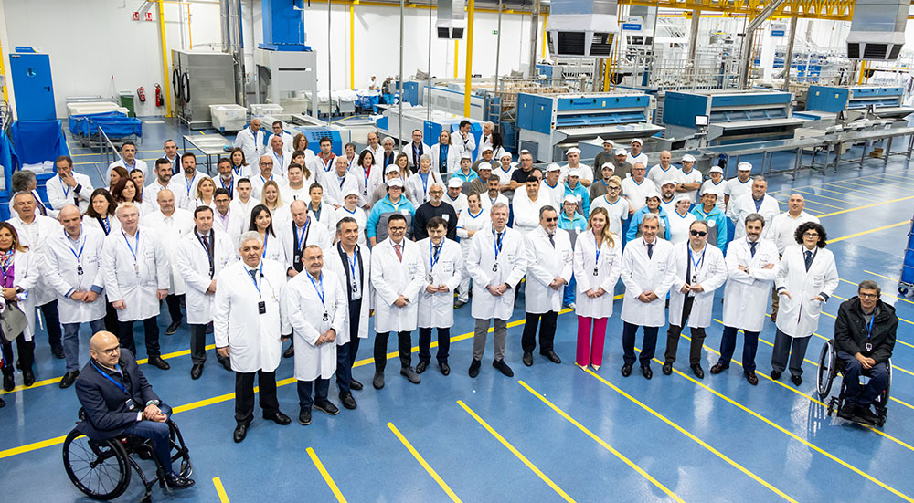 Foto de familia de la visita del presidente de la Xunta a la lavandería de Ilunion en Santiago de Compostela