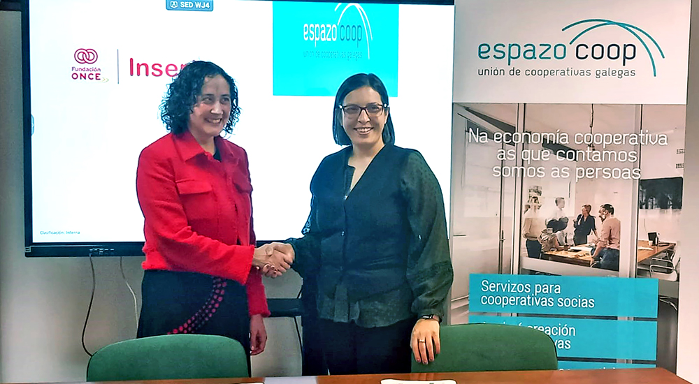 Beatriz Gallego y Ana Olveira durante la firma del acuerdo