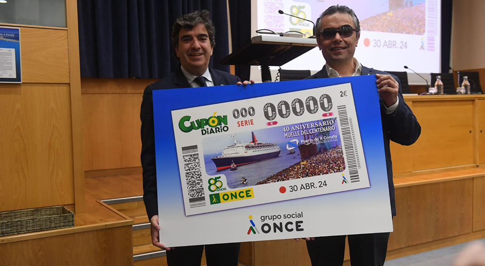 Martín Fernández Prado y Manuel Martínez Pan, con una magen gigante del cupón