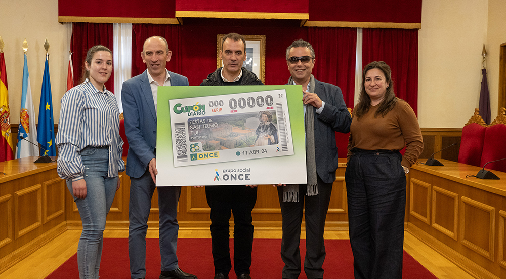 Pilar Gregores, Roberto Gaspar Conde, Enrique Cabaleiro, Manuel Martínez Pan y Ana Núñez, presentan el cupón dedicado a las Fiestas de San Telmo