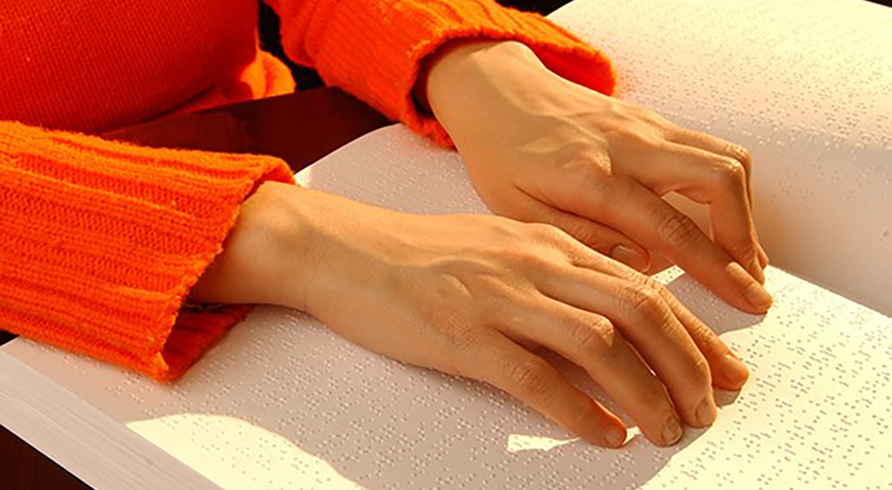 manos leyendo braille