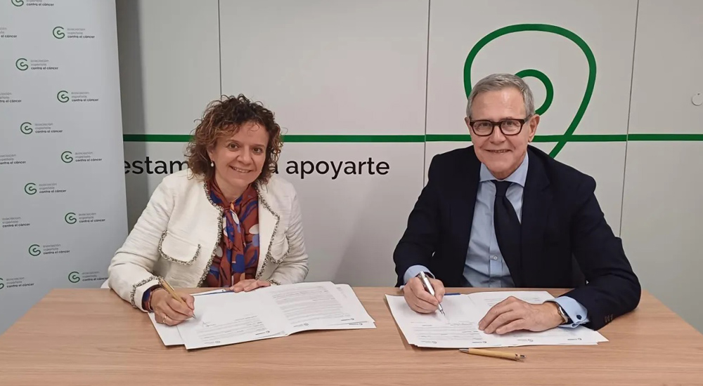 Momento de la firma del acuerdo con la Asociación Española Contra el Cáncer