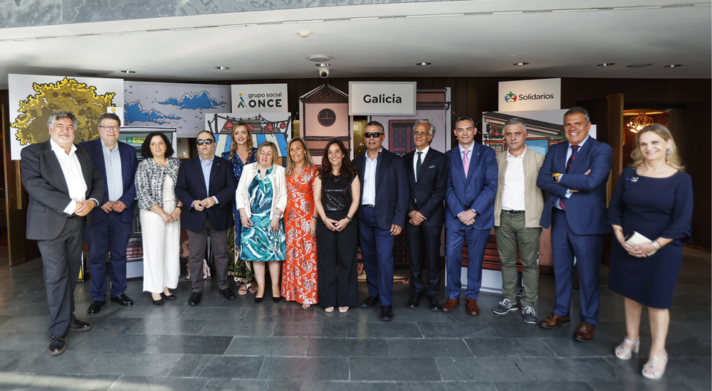 Premiados con los Solidarios Grupo Social ONCE Galicia 2024, junto a autoridades locales y responables ONCE