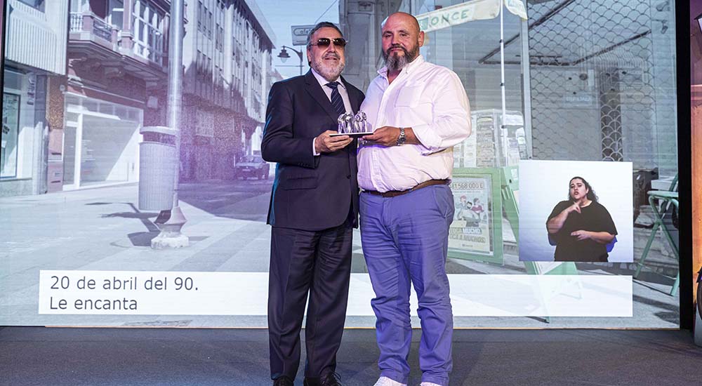 Miguel Carballeda, presidente del Grupo Social ONCE, entrega a Antonio Javier Lema el galardón de Mejor Vendedor en Galicia 2023