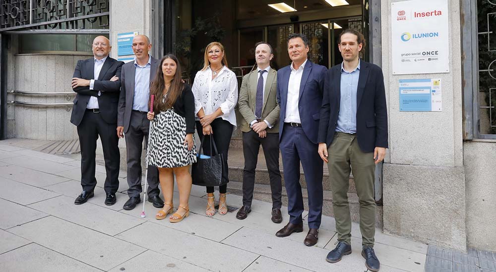 Foto de familia de la presentación del informe