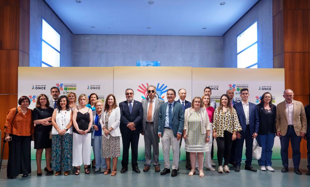 Foto de familia de la inauguración de la exposición que celebra 60 años de la Escuela de Fisioterapia ONCE