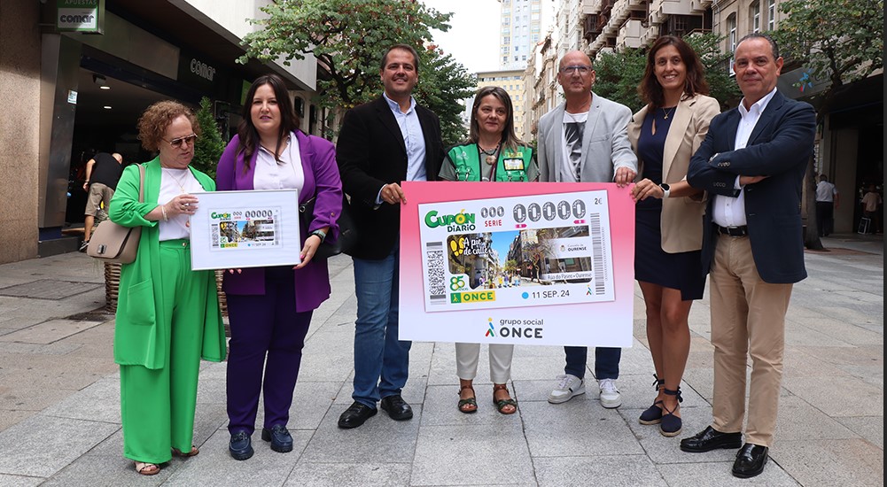 Foto de familia de la presentación del cupón de la ONCE dedicado a la Rúa do Paseo, de Ourense