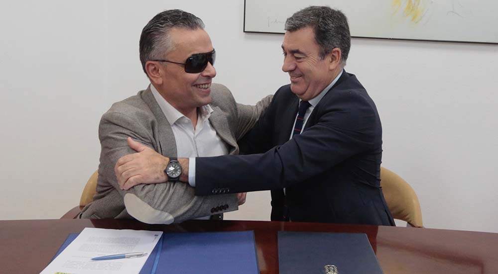 Manuel Martínez Pan y Román Rodríguez, tras la firma del acuerdo