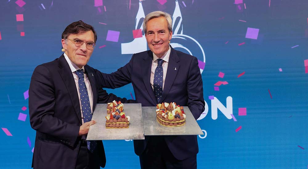 Alberto Durán y Alejandro Oñoro sosteniendo una tarta de celebración del décimo aniversario