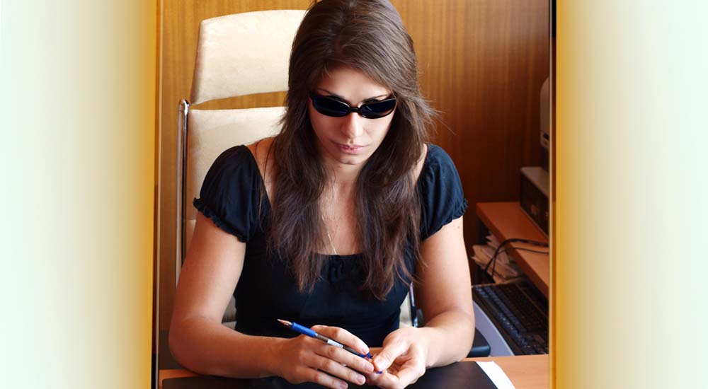 Mujer con discapacidad visual trabajando en un despacho