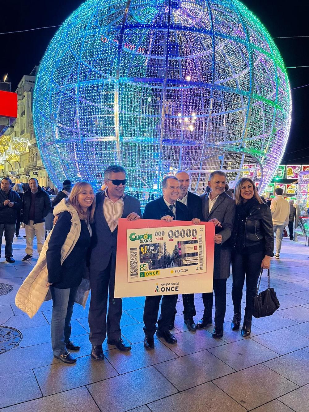 Abel Caballero, en el centro de la imagen, durante la presentación del cupón dedicado a la Rúa do Príncipe