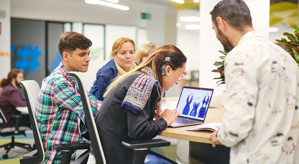 Jóvenes con discapacidad en su puesto de trabajo