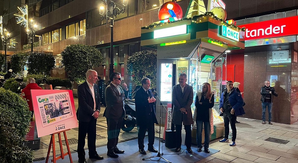 Presentación de cupón, junto a uno de los nuevos quioscos de la ONCE en la Rúa do Príncipe