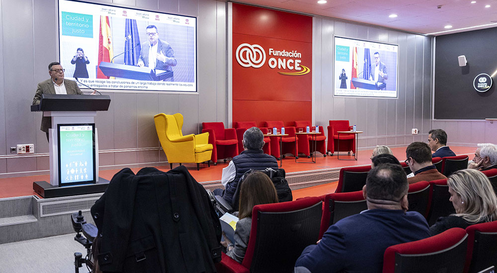 José Luis Martínez Donoso durante el acto de presentación de la guía