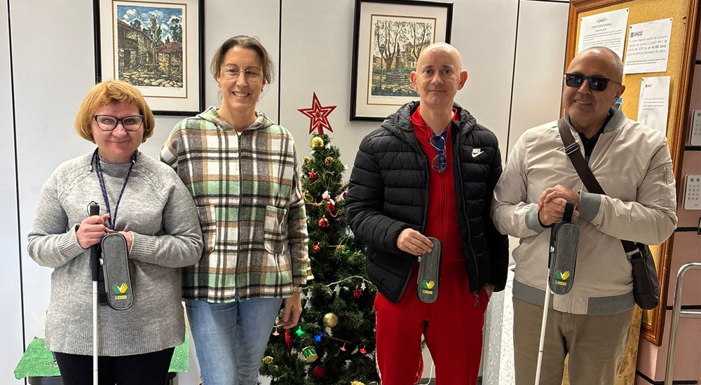 Directora de la Agencia de Ferrol y voluntarios celebrando el Día de Voluntariado en la Agencia