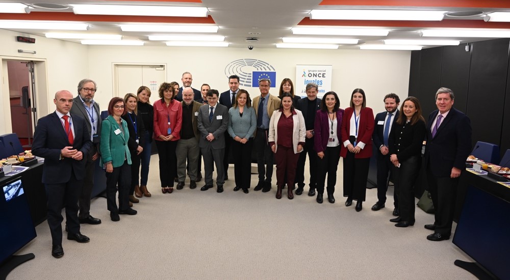 Foto de familia junto a los eurodiputados participantes