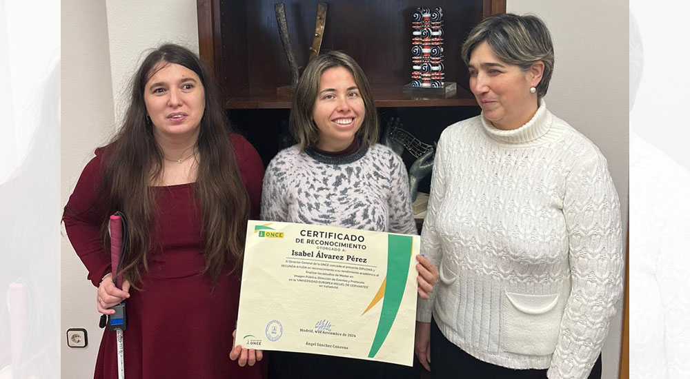Isabel Álvarez posando con su diploma junto a María de los Ángeles Lorenzo Prego, vicepresidenta del Consejo Territorial de Galicia, y Lorena Fernández Franco, subdirectora de la ONCE de Vigo