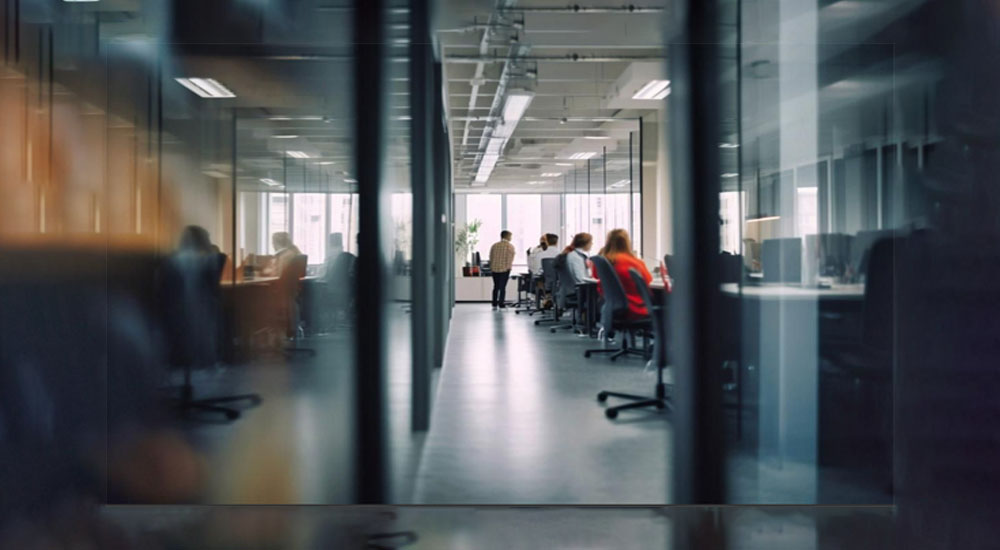 Imagen de una oficina con empleados trabajando