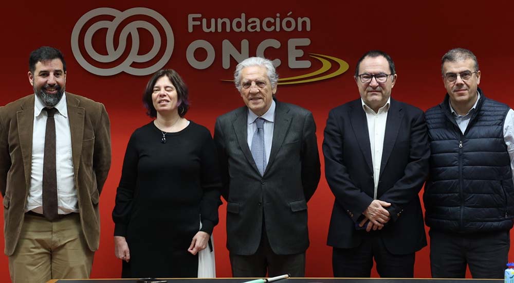 Foto de familia del acuerdo entre Fundación ONCE y Fundación Alternativas