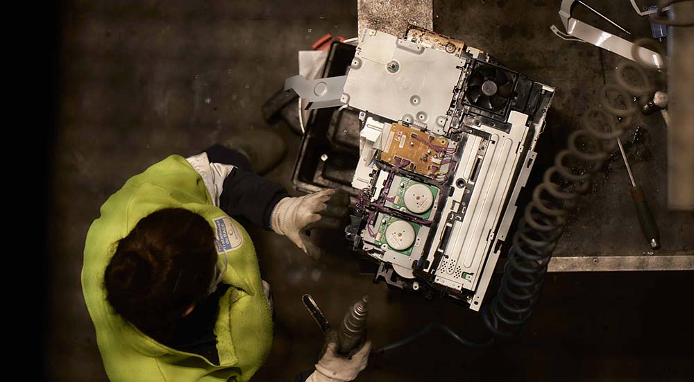 Trabajador de Ilunion en temas de reciclaje