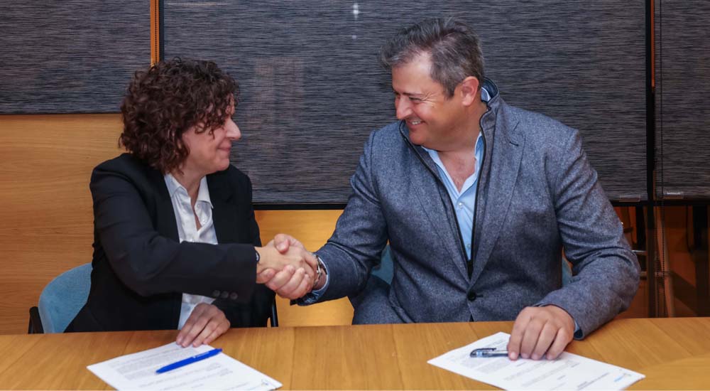 Paola del Río, y Antonio Luis Cánovas durante la firma del acuerdo