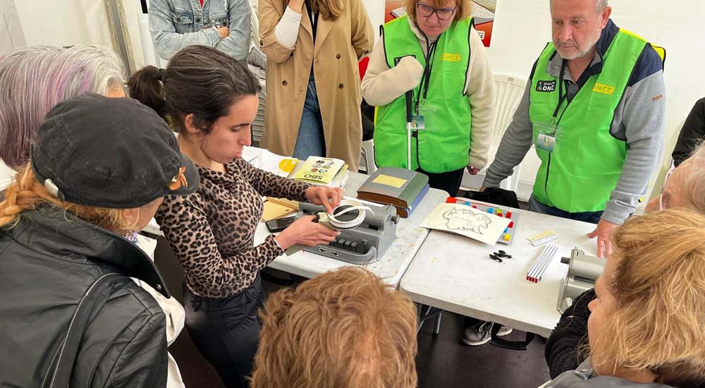 Taller de braille en la Feria del Libro de Ferrol
