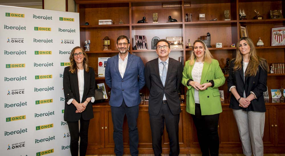 Foto de familia del acuerdo con Iberojet