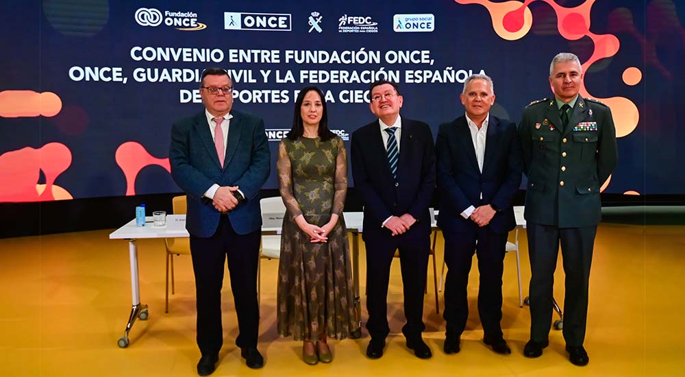 Foto de familia de la firma del acuerdo con la Dirección General de la Guardia Civil y la Federación Española de Deportes para Ciegos (FEDC) 