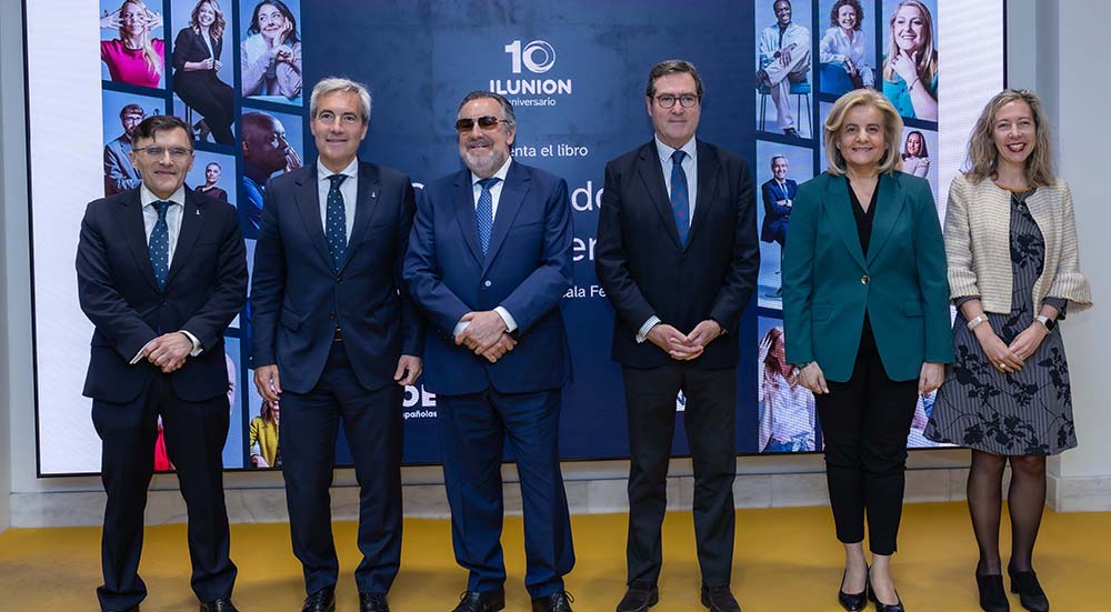 Foto de familia dela presentación del libro 'Cambiando la forma de ver el valor'