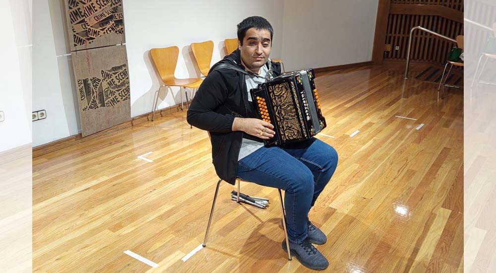 Joven afiliado tocando la concertina
