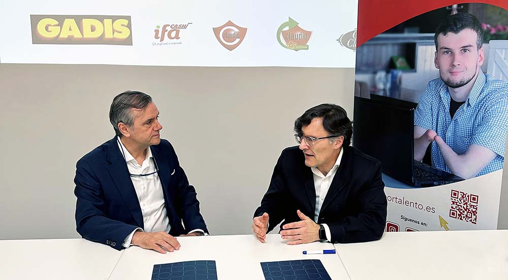 Alberto Durán y Roberto Tojeiro durante la firma del acuerdo
