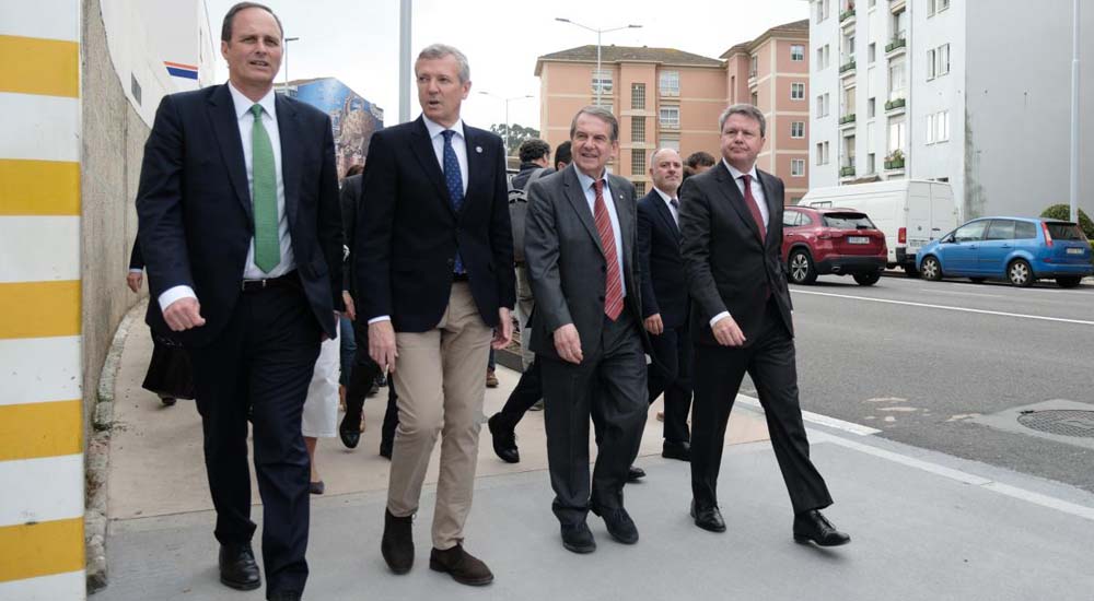 Autoridades durante la inauguración del Pasoe de Beiramar