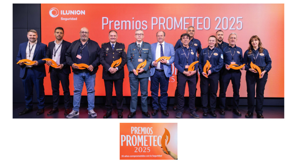 Foto de familia de los premiados con el premio y logo de los Premios Prometeo 2025