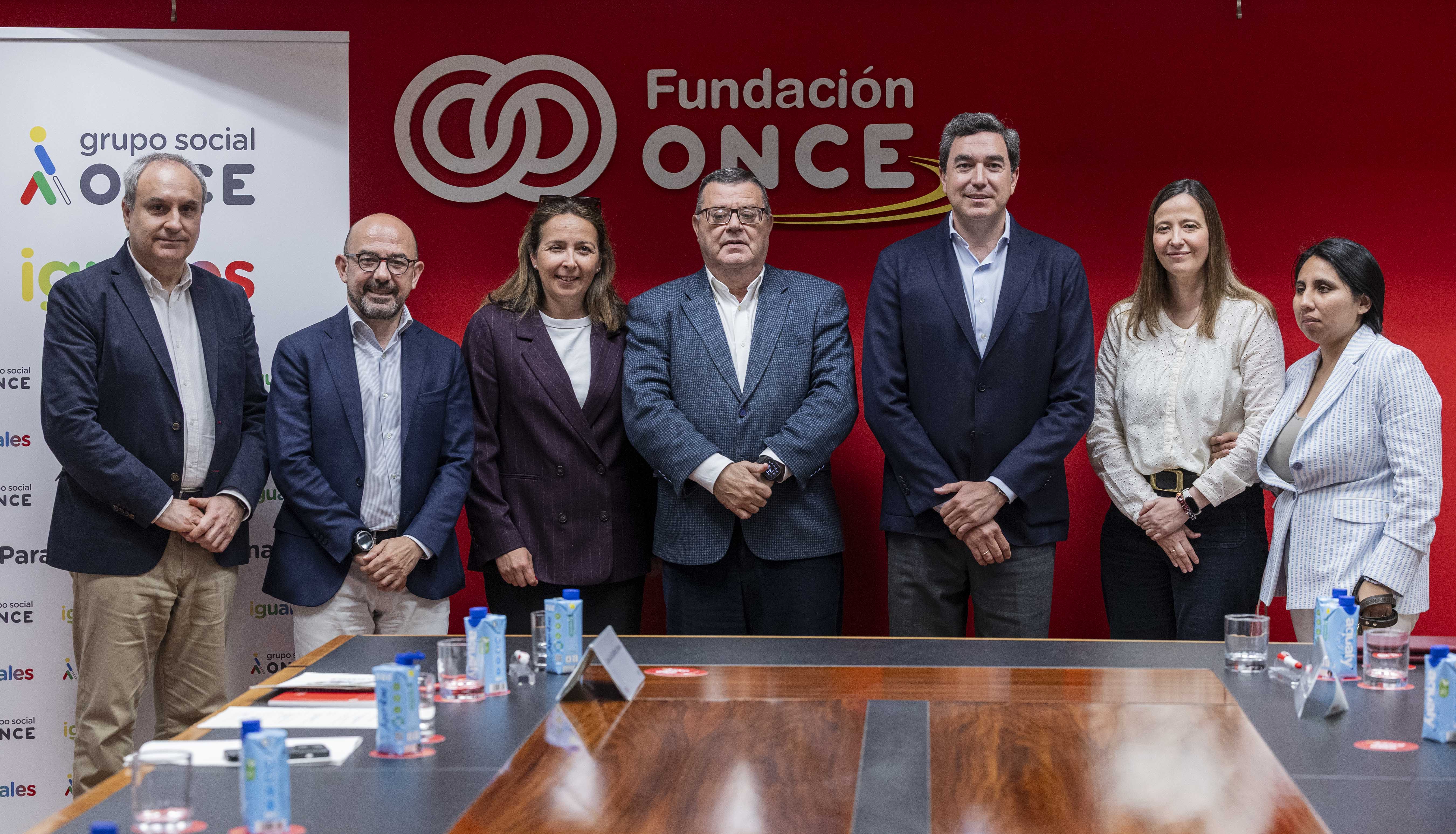 Foto de familia de la firma del acuerdo con Legálitas