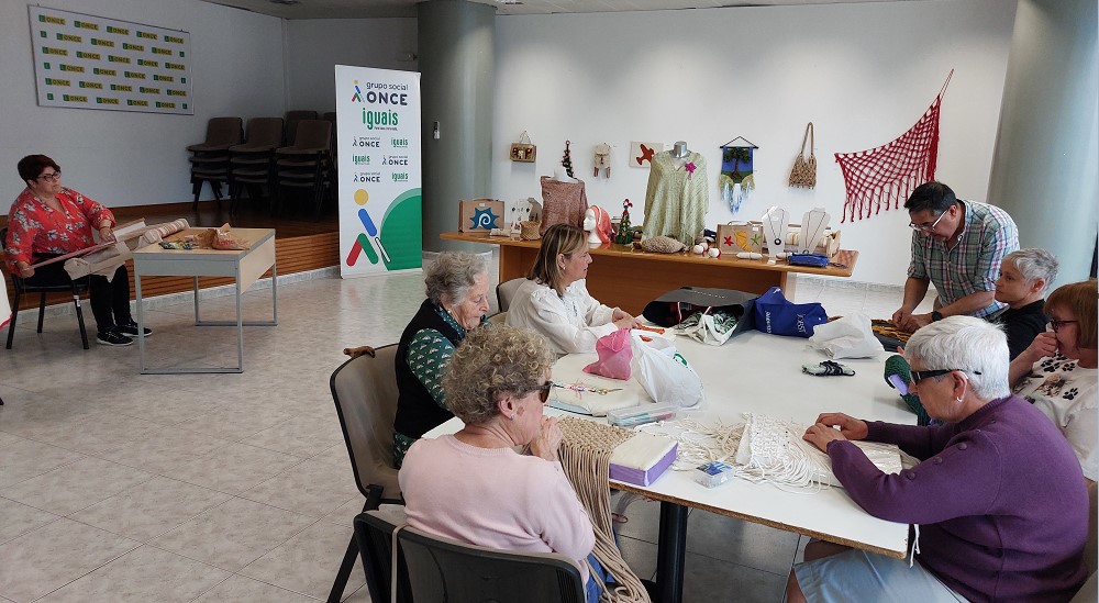 Personas ciegas elaboran piezas de macramé durante el taller de artesanía textil