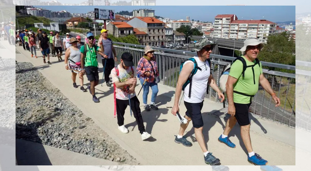 Un grupo de personas ciegas comenzando la cuarta etapa del Camino de Santiago