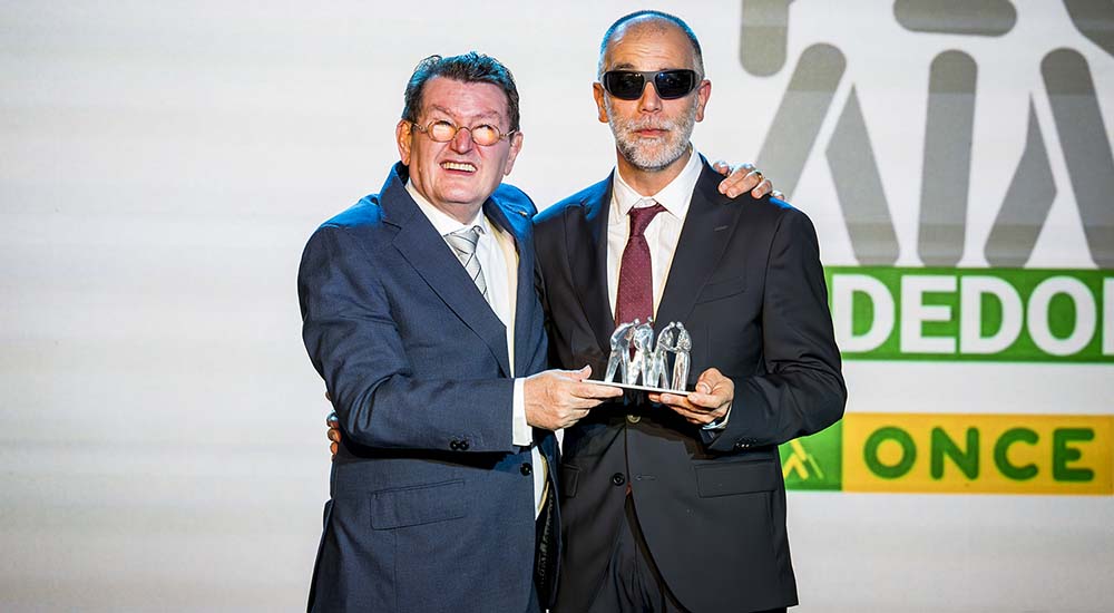 Ángel Sánchez, director general de la ONCE, (izquierda), entrega el galardón a Rubén Rodr´guez, mejor vendedor de Galicia
