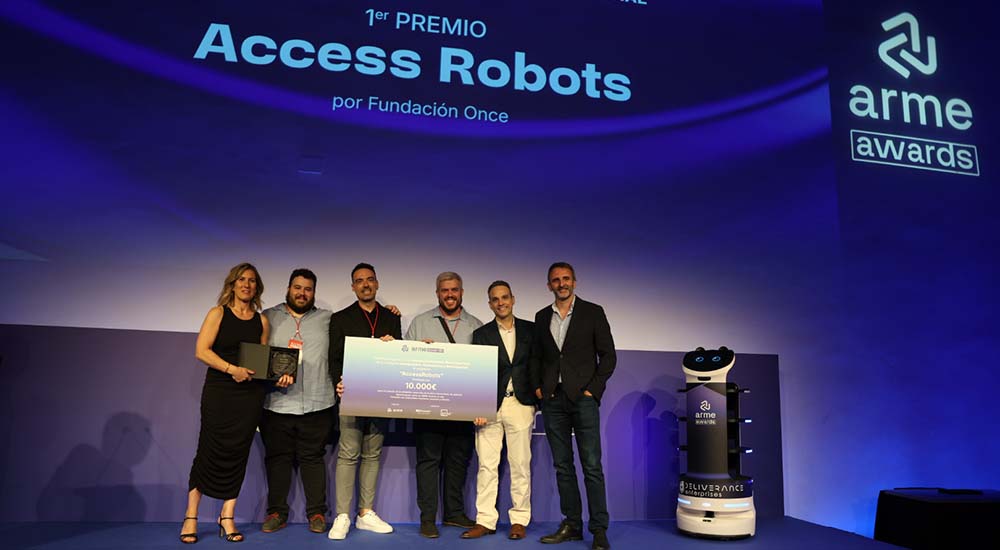 Foto de familia durante la recogida del Premio Arme