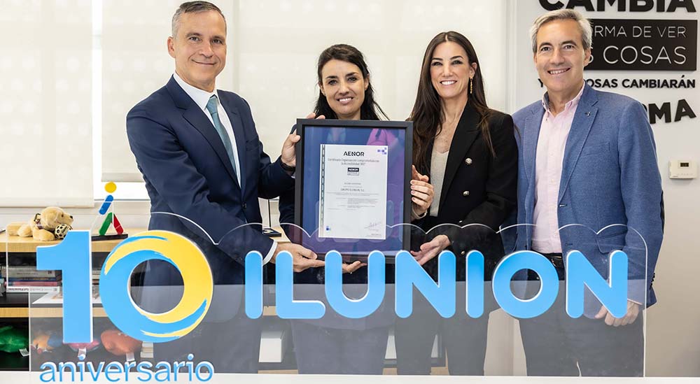 Responsavbles de Ilunion mostrando el certificado Aenor