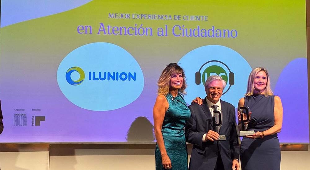 Susana Sánchez recogiendo el galardón