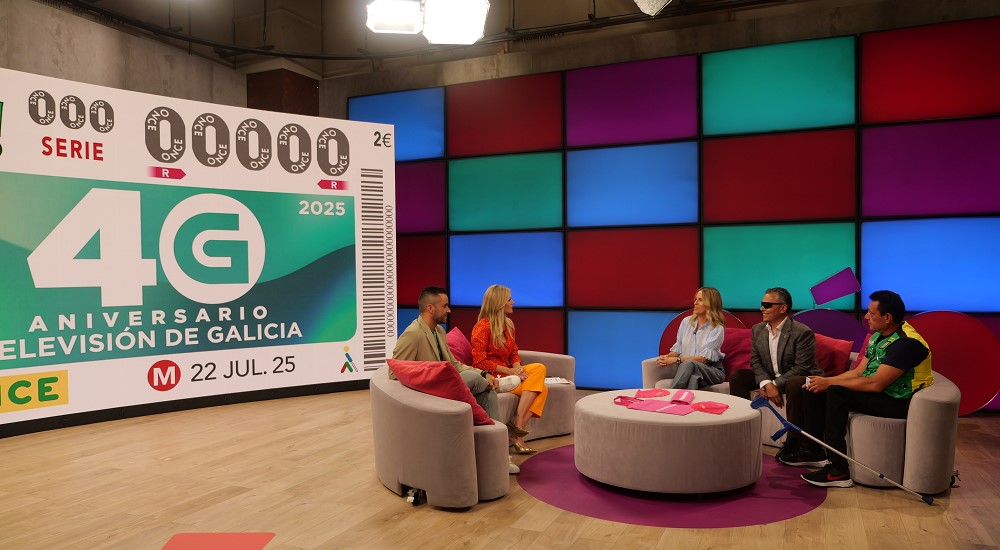 Momento de la entrevista al delegado de la ONCE en Galicia y a uno de los vendedores de la Organización