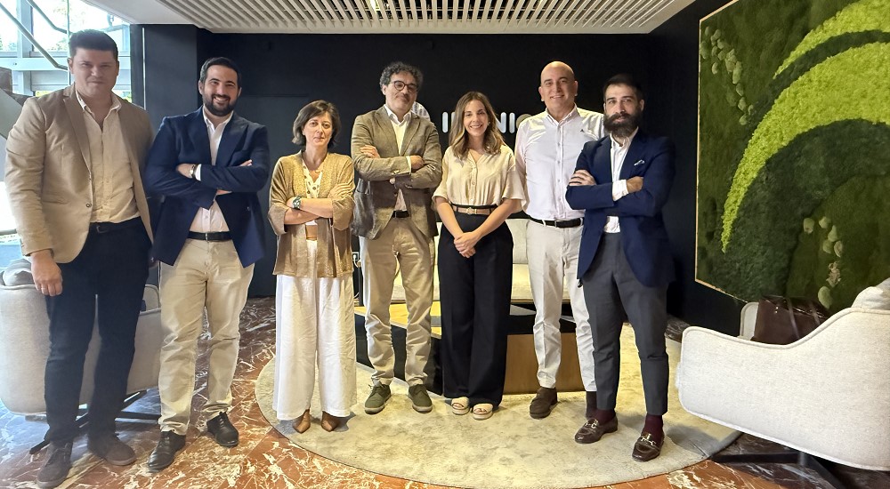 Foto de familia del acuerdo entre Ilunion y Alcabala Broker