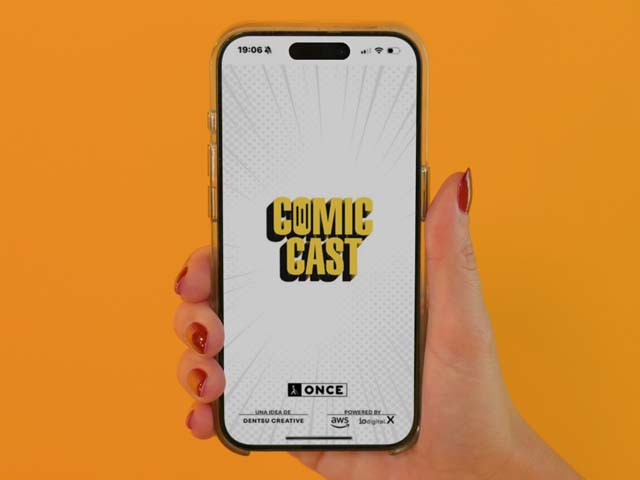 app comic cast en la pantalla de un móvil que sujeta una mujer en su mano