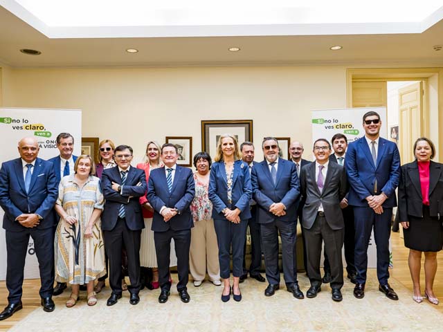 Foto de familia del Patronato de la Fundación ONCE Baja Visión que ha nombrado a la Infanta Elena Presidenta de Honor de esta fundación.jpg