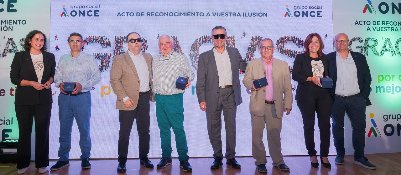 Foto de familia de los trabajadores homenajeados en la gala 'Gracias, por dar lo mejor de ti'