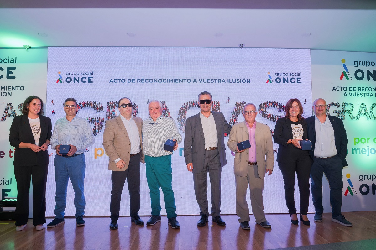 Foto de familia de los trabajadores homenajeados en la gala 'Gracias, por dar lo mejor de ti'