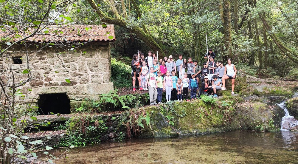 Foto de grupo junto a uno de los molinos de la ruta