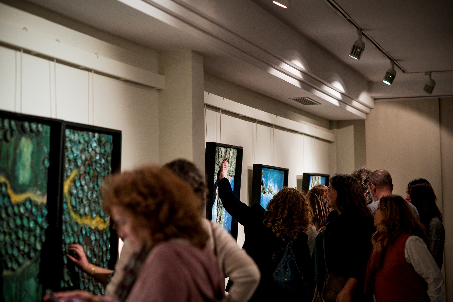 Asistentes a la exposición de XavierE, en el Museo Tiflológico de la ONCE