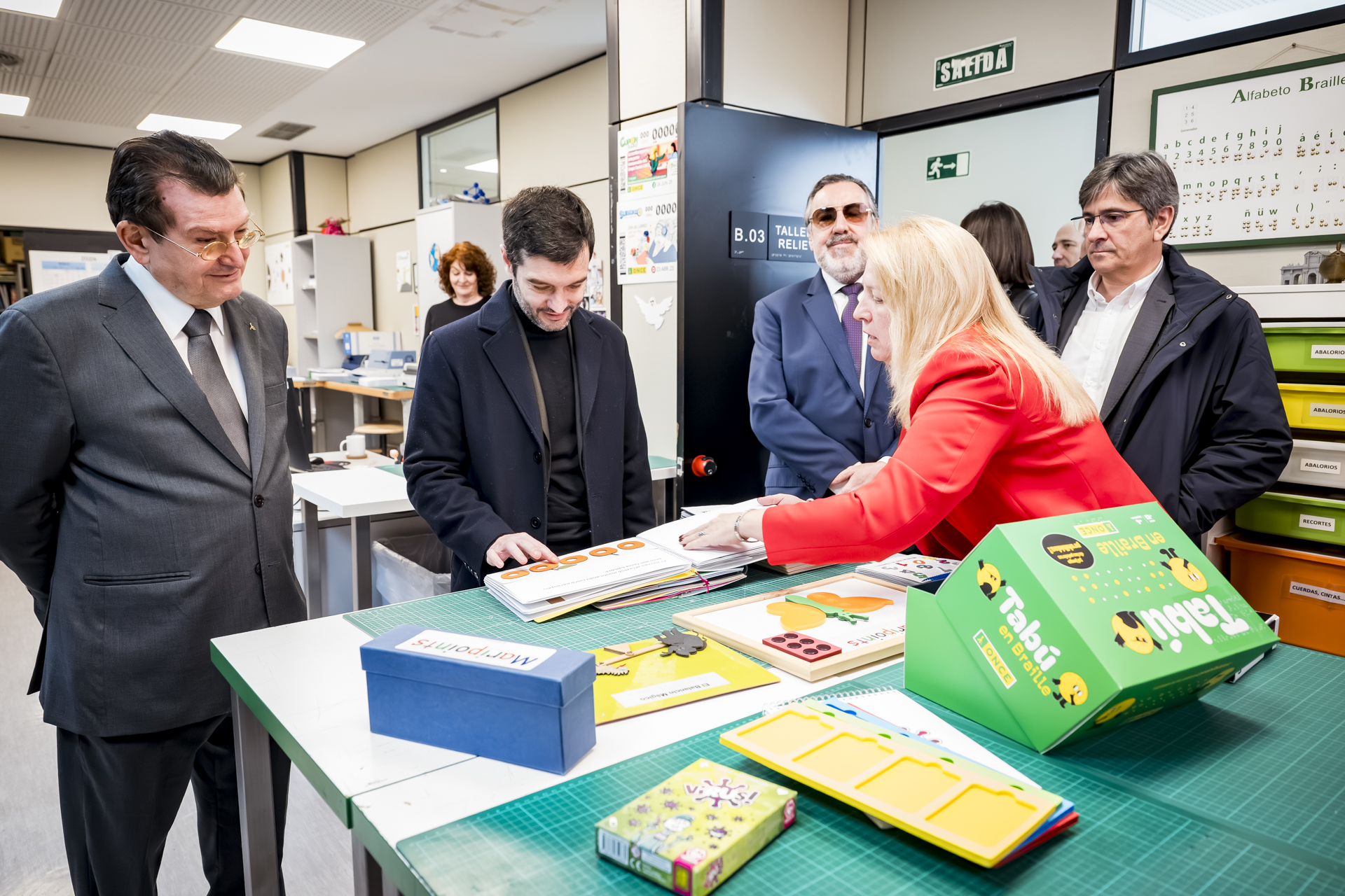 Bustinduy toca un cuento para niños realizado en varias texturas.